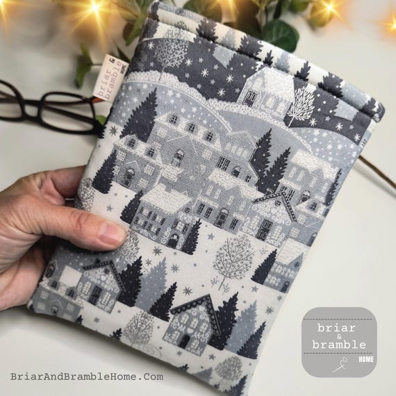 Winter Print Kindle Sleeve: Scandi Houses Scene eReader Pouch