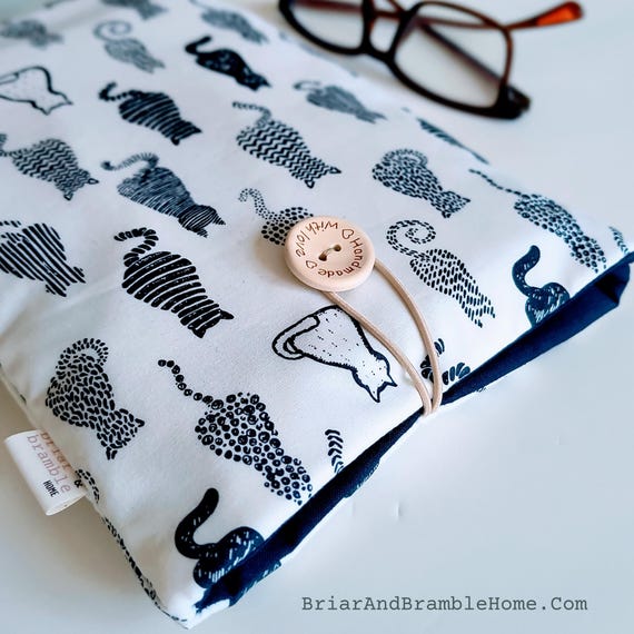 Padded Book Sleeve for Cat Lover | Reading Gift for Traveller | Protector for Kindle Paperwhite, Kobo Clara